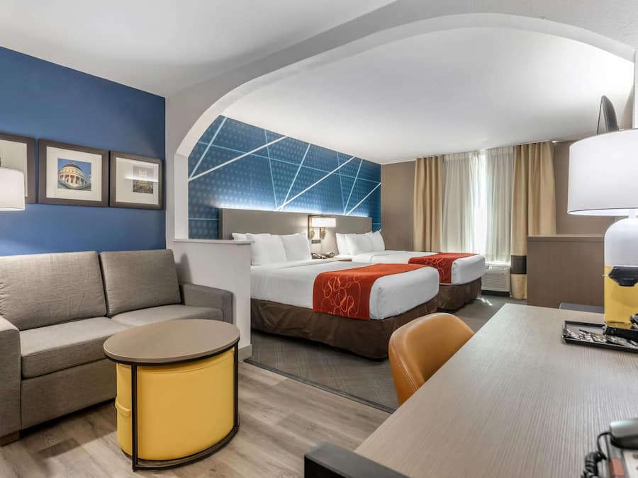 Familie studio suite, meerdere bedden | Luxe beddengoed, donzen dekbedden, een bureau, een laptopwerkplek