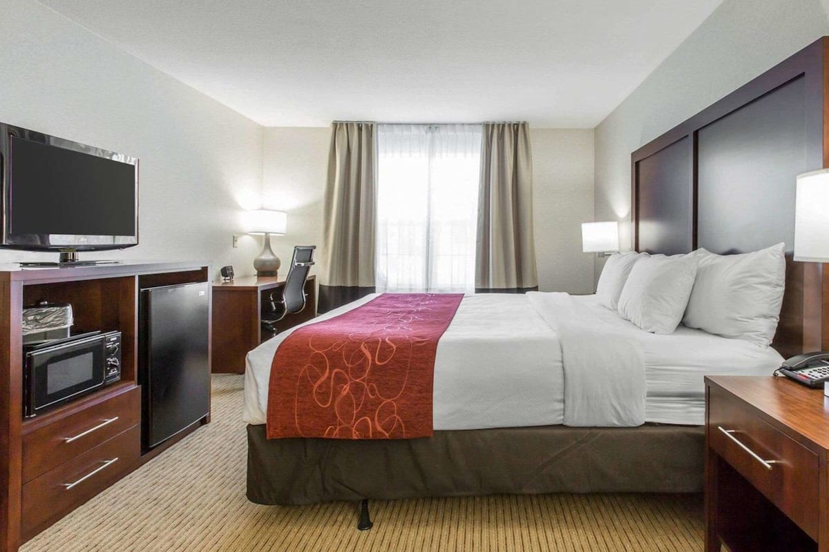 1 bedroom, premium bedding, down comforters, desk