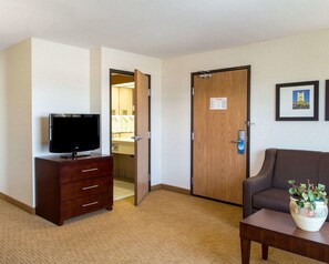1 bedroom, premium bedding, down comforters, desk