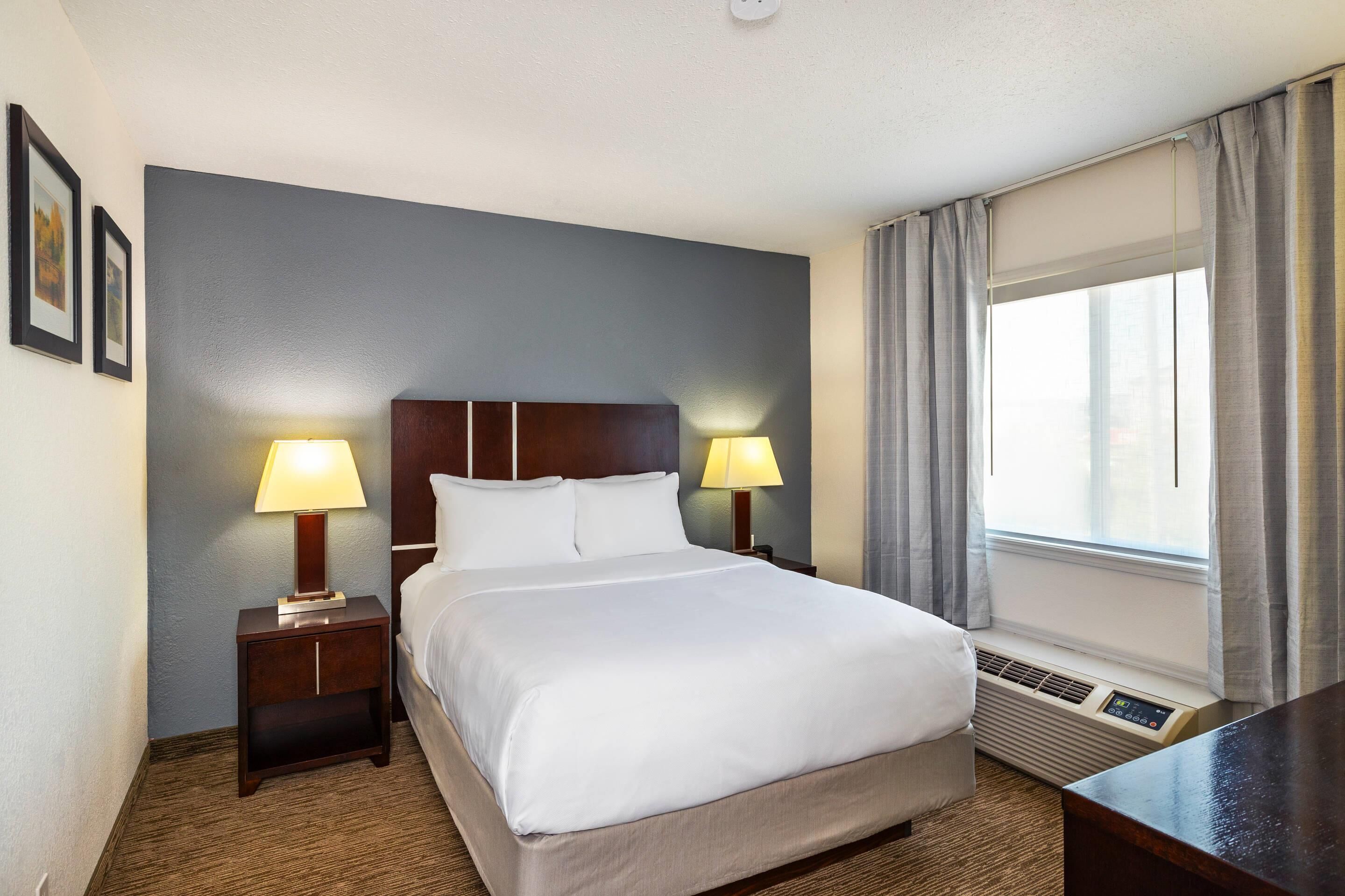 Bureau, fer et planche à repasser, lits pliants/supplémentaires