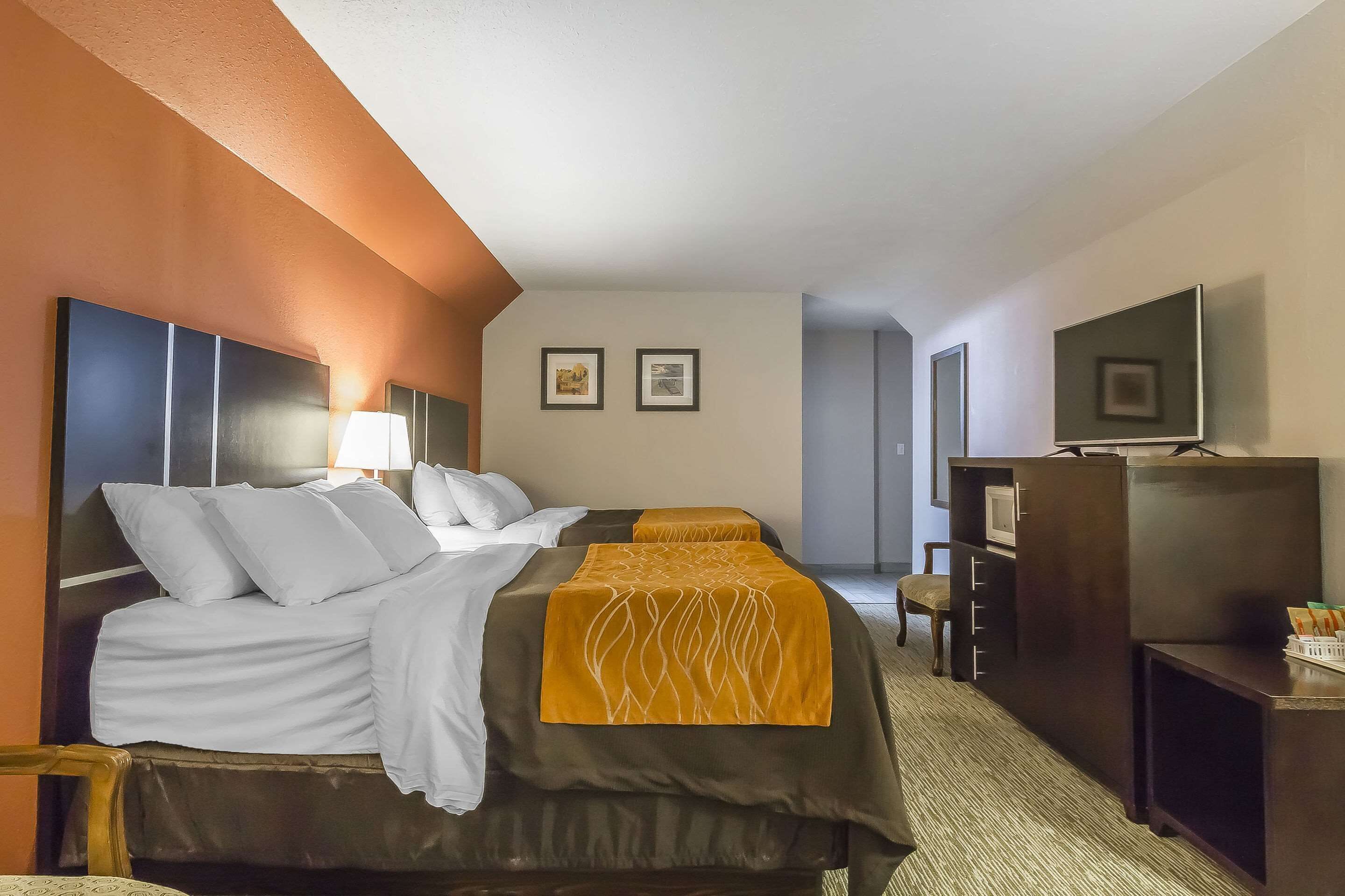Desk, iron/ironing board, rollaway beds, free WiFi