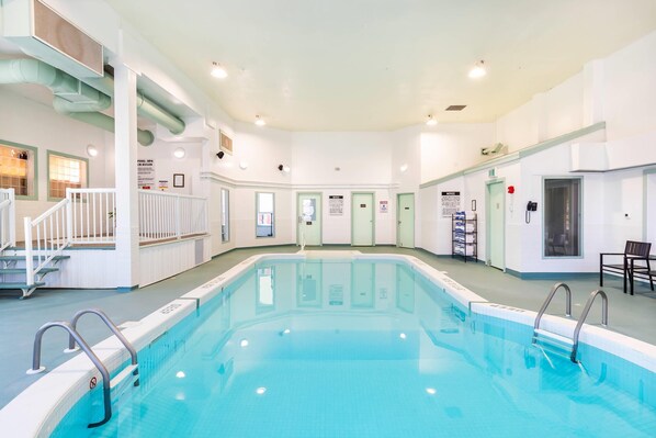 من حمّامات السباحة المغطاة