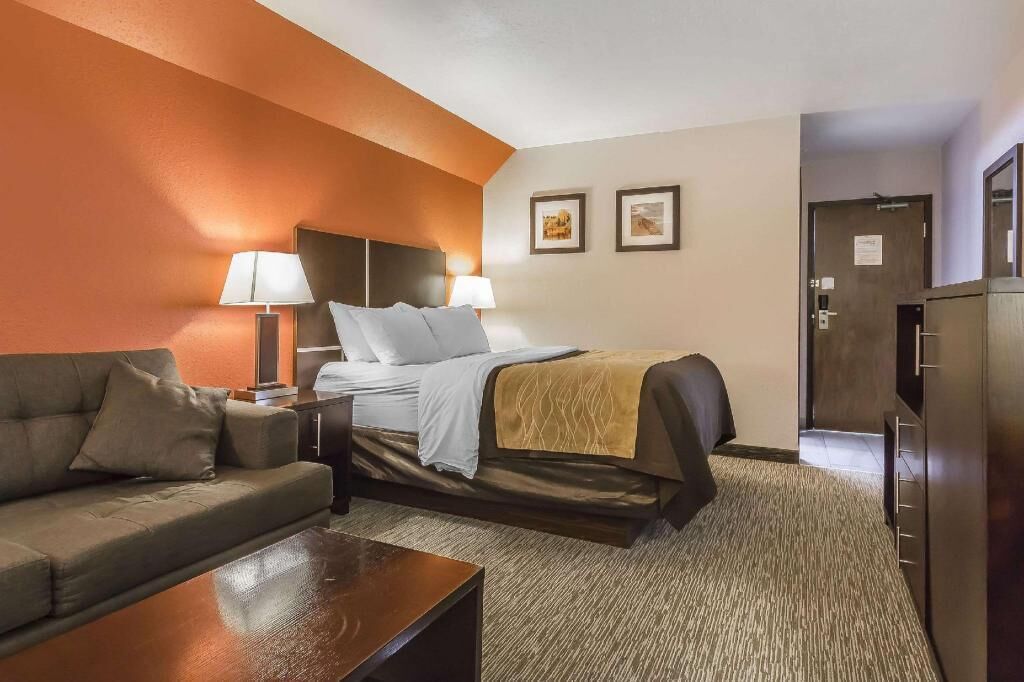 Desk, iron/ironing board, rollaway beds, free WiFi