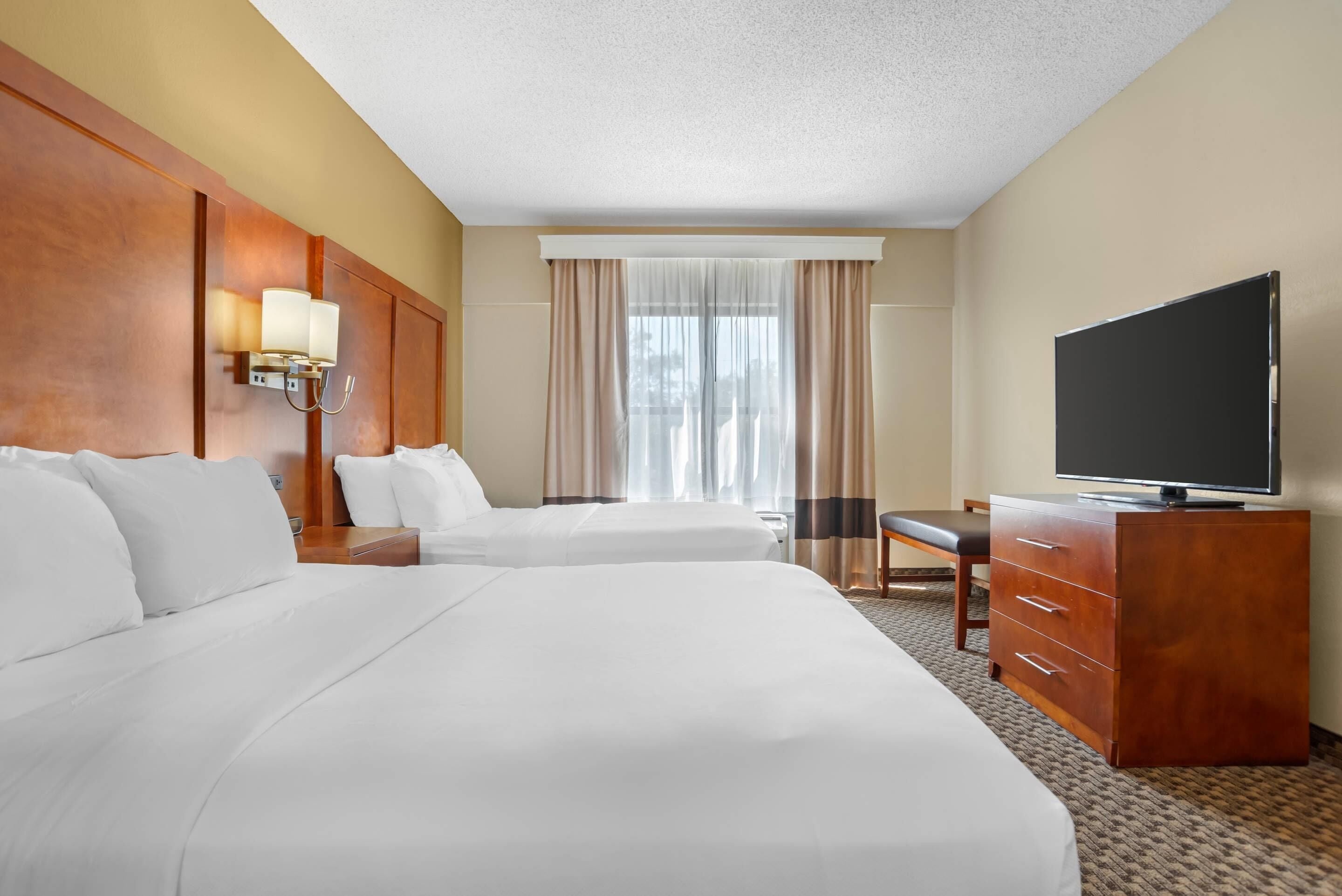 Down duvets, in-room safe, desk, blackout curtains