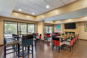 Free daily buffet breakfast - Comfort Suites Tallahassee Capitol - University Area (Tallahassee)