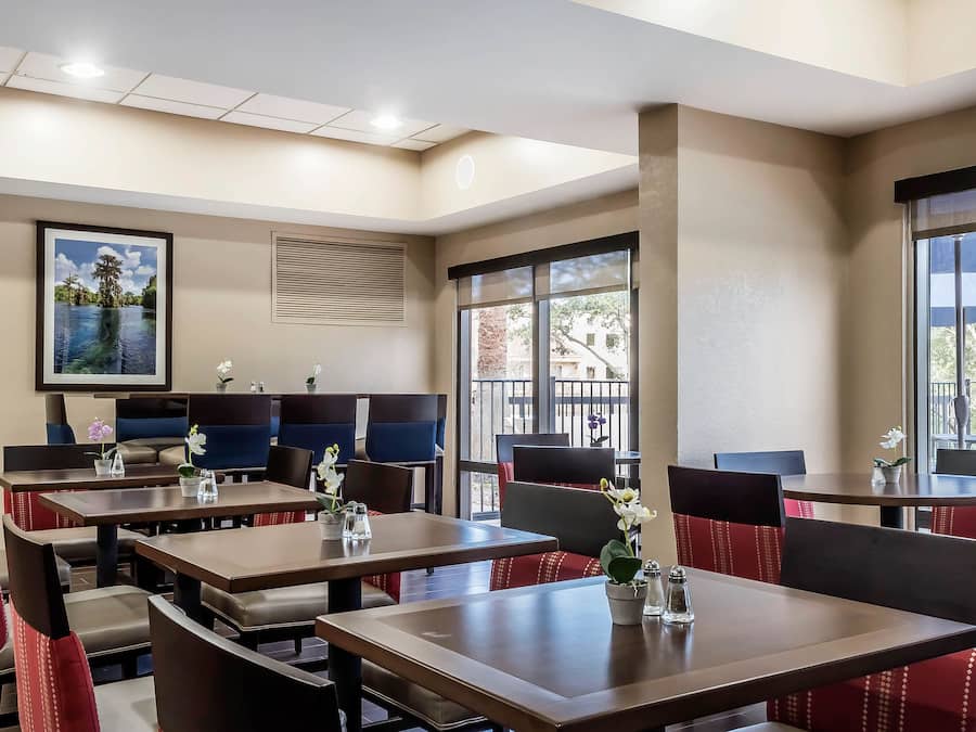 Esmorzar diari d'estil bufet gratuït