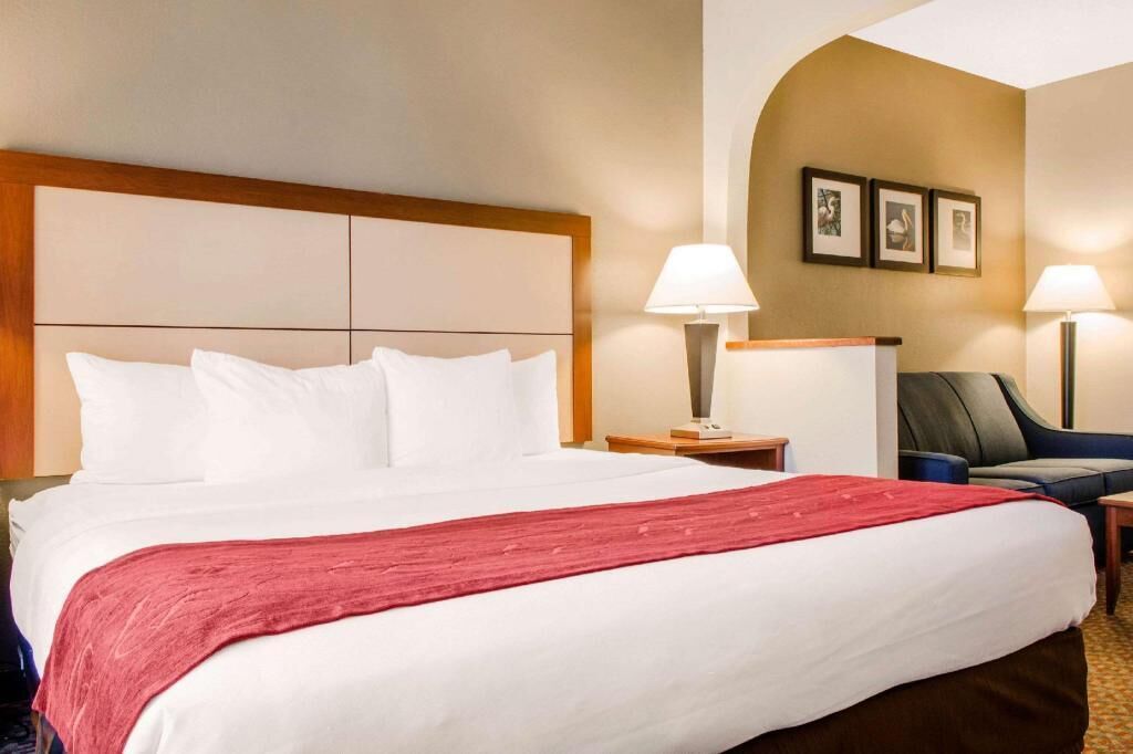 Down duvets, in-room safe, desk, blackout curtains