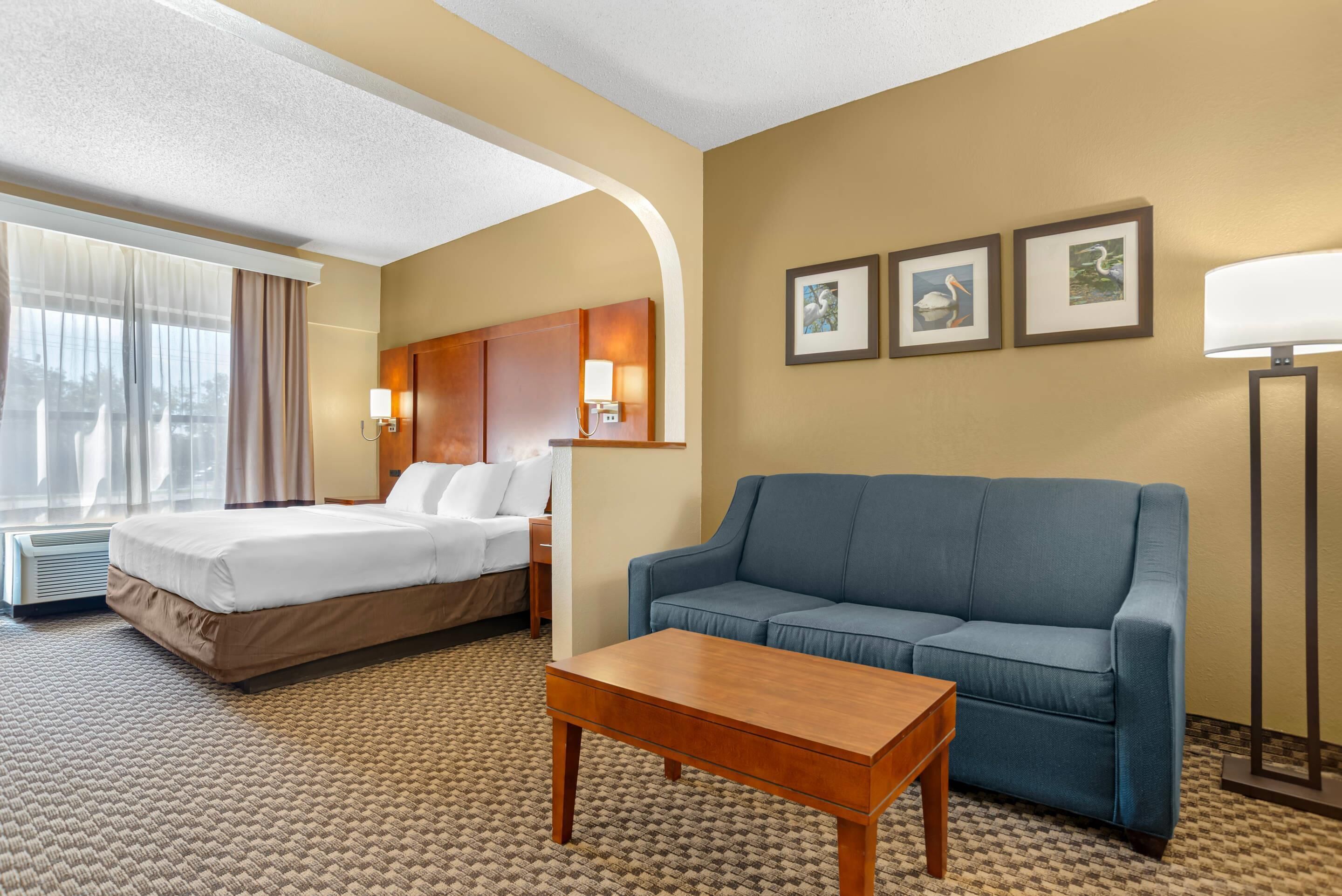 Edredones de plumas, caja fuerte, escritorio y cortinas opacas