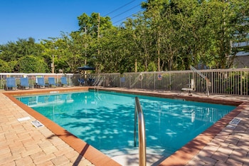 Outdoor pool, sun loungers at Comfort Inn International Dr.