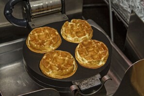 朝食 (ビュッフェ)、毎日提供 (無料)
