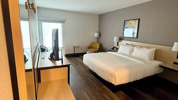 Quarto, 1 cama King | Ferros/tábuas de passar roupa, berços grátis