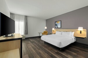 Quarto, 1 cama King | Escrivaninha, ferros/tábuas de passar roupa, berços grátis