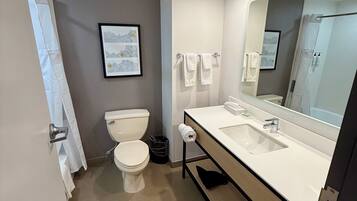 Quarto, 1 cama King | Banheiro | Chuveiro/banheira combinados, banheira de imersão