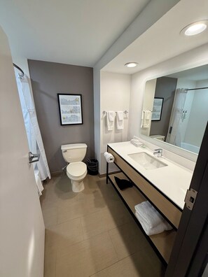 Kamer, 1 kingsize bed | Badkamer | Een bad/douchecombinatie, een diep bad, gratis toiletartikelen