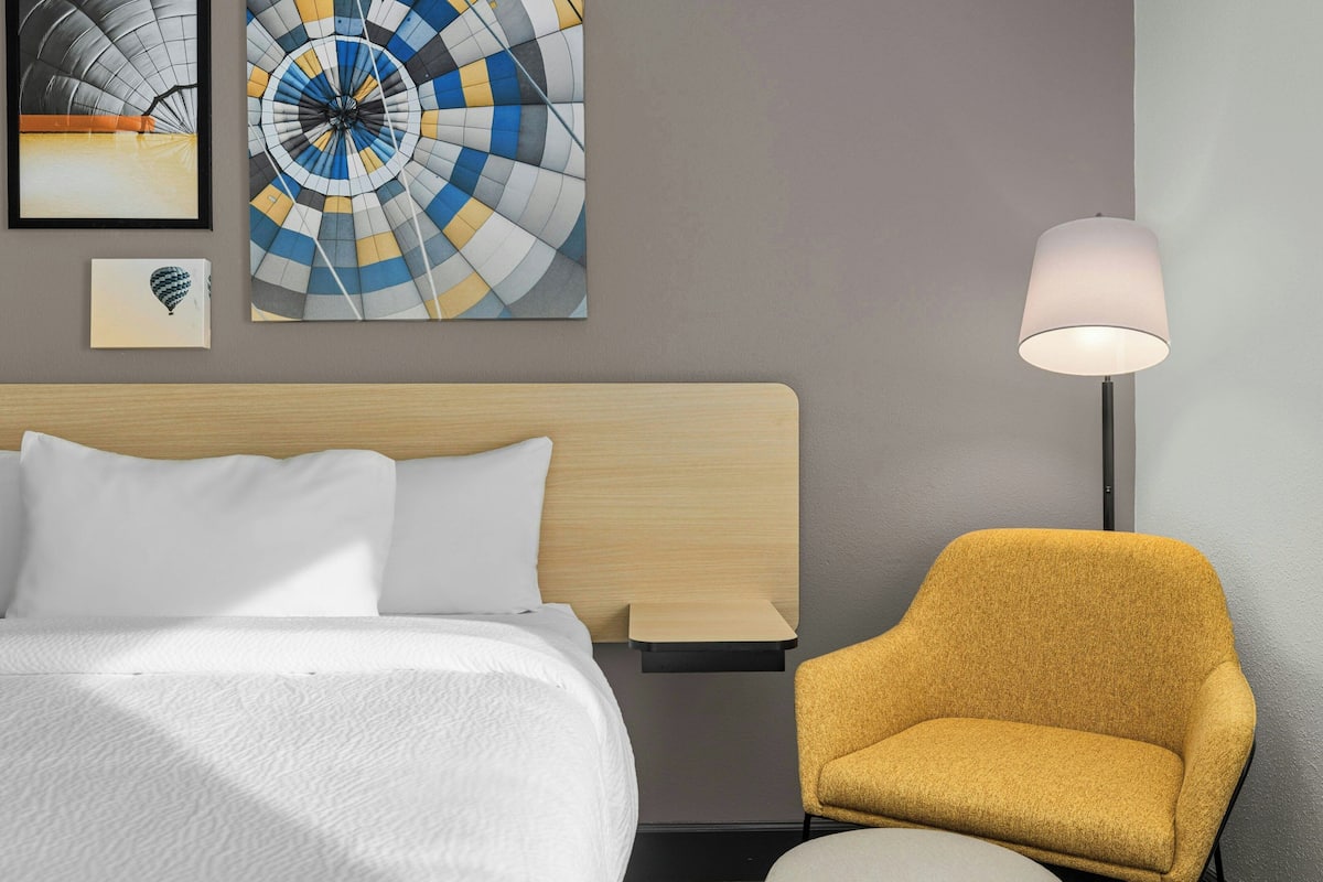 Escrivaninha, ferros/tábuas de passar roupa, berços grátis