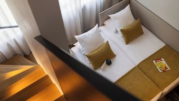 Familien-Suite, 1 Queen-Bett und Schlafsofa, Zwischengeschoss | Hochwertige Bettwaren, Pillowtop-Betten, Zimmersafe, Schreibtisch