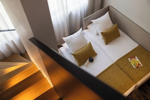 Suite familiale, 1 grand lit et 1 canapé-lit, en mezzanine | Literie de qualité, lit avec matelas à plateau-coussin, coffre-fort