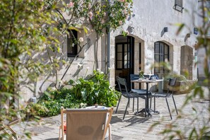Terrace/patio - Hotel Saint Nicolas (La Rochelle)