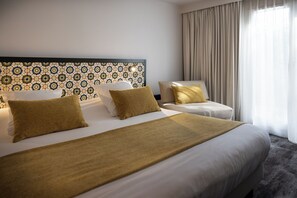 Premium Double Room, 1 Queen Bed, Balcony | Premium bedding, pillowtop beds, in-room safe, desk - Hotel Saint Nicolas (La Rochelle)