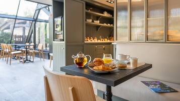 Daily buffet breakfast (EUR 18.95 per person)