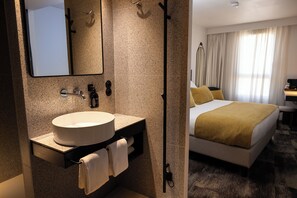 Standard Double Room, 1 Queen Bed | Bathroom