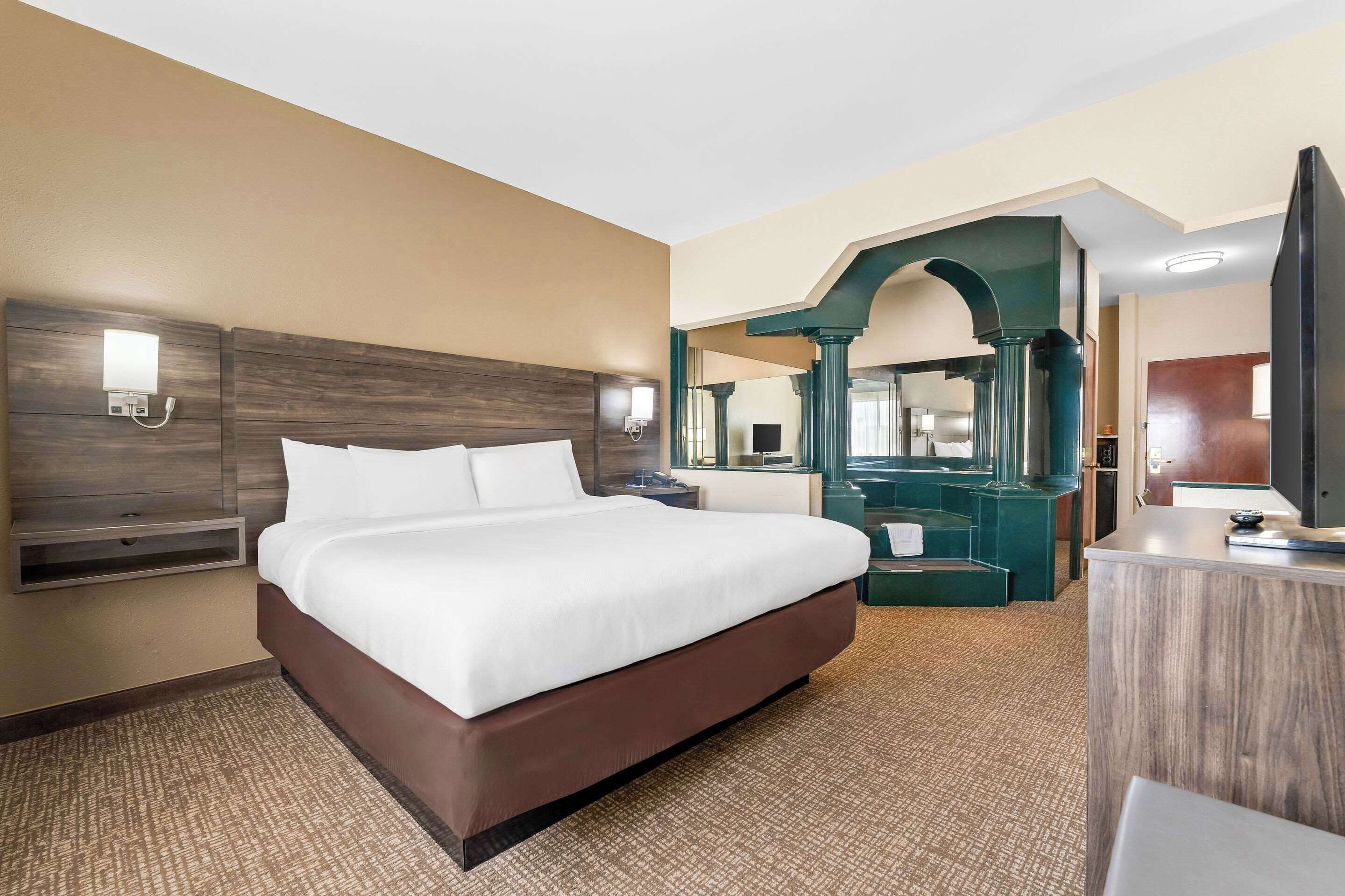 Literie de qualité supérieure, bureau, fer et planche à repasser