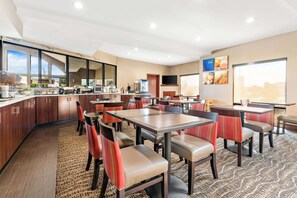 Free buffet breakfast  - Comfort Suites near Robins Air Force Base (Warner Robins)