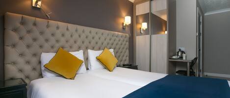 Safe på rommet, strykejern/-brett og sengetøy