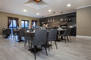 逢周一至周五供应全套早餐(需付费)