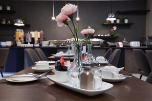 Petit déjeuner complet servi en supplément en semaine