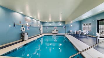 Indoor pool, sun loungers