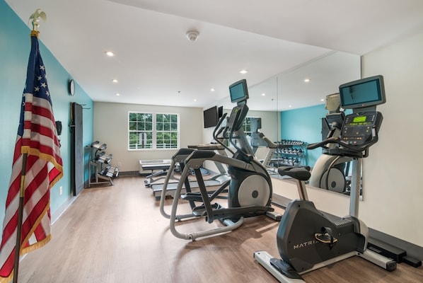 A gym with treadmills, elliptical machines, and a stationary bike. - Holiday Inn Express Plymouth by IHG (Plymouth)