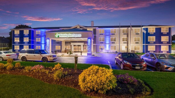 A Holiday Inn Express hotel with a parking lot and well-maintained landscaping.