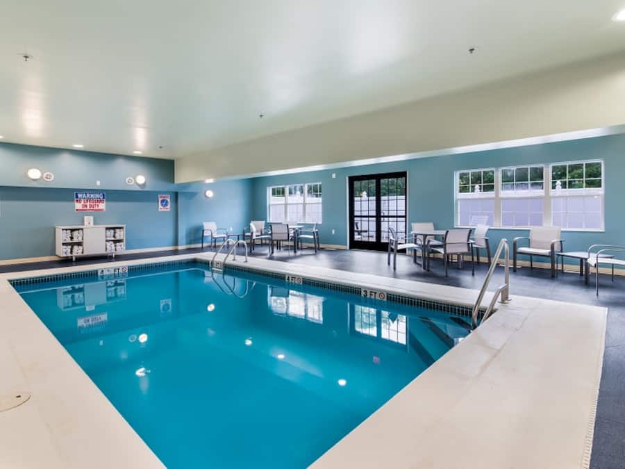 Indoor pool, pool loungers