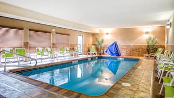 Innenpool, geöffnet von 06:00 Uhr bis 22:00 Uhr, Liegestühle