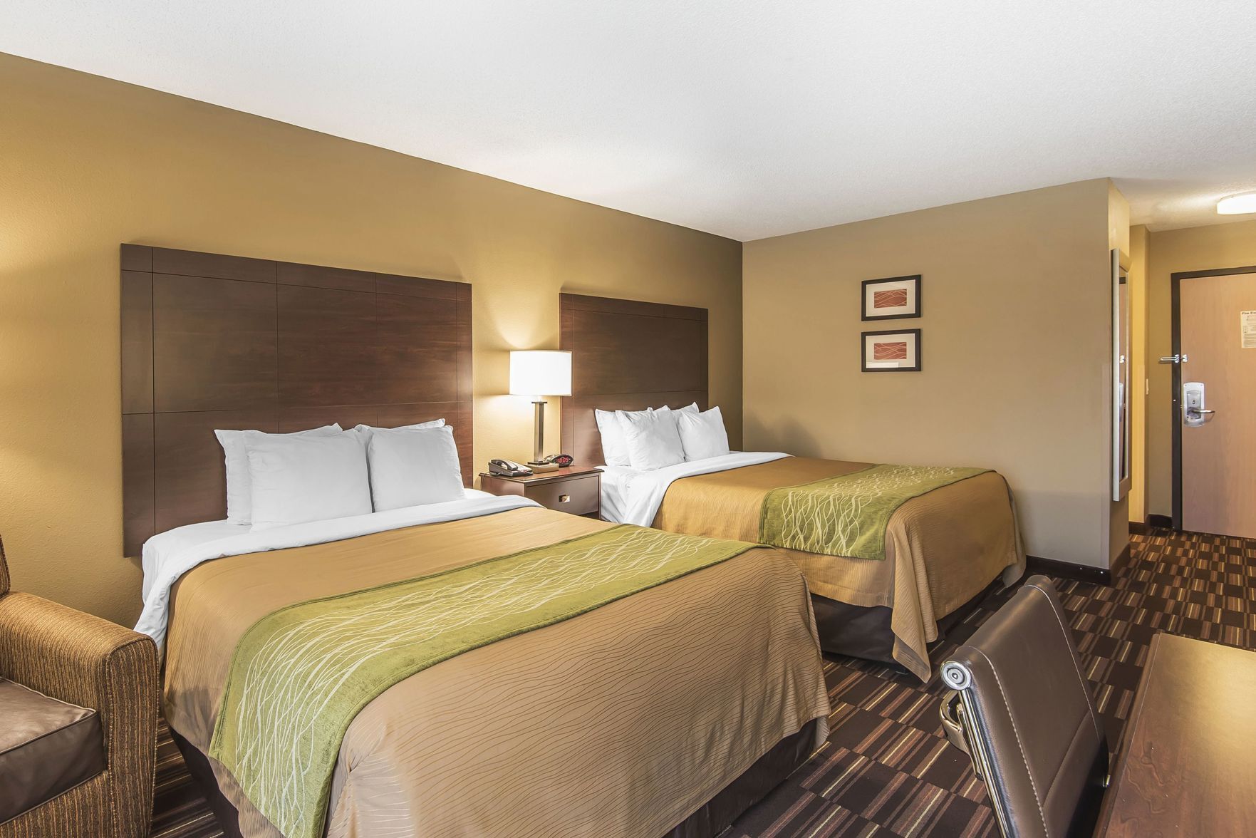 1 Schlafzimmer, hochwertige Bettwaren, Schreibtisch