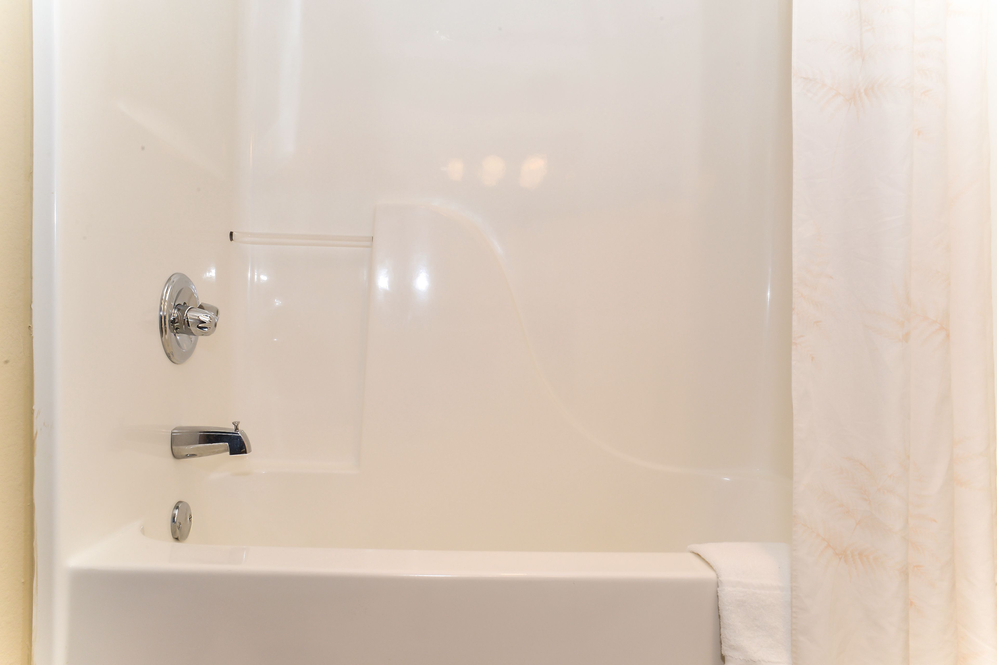 room, 1 king bed, accessible, non smoking | bathroom | combined shower/bathtub, hydromassage showerhead, free toiletries