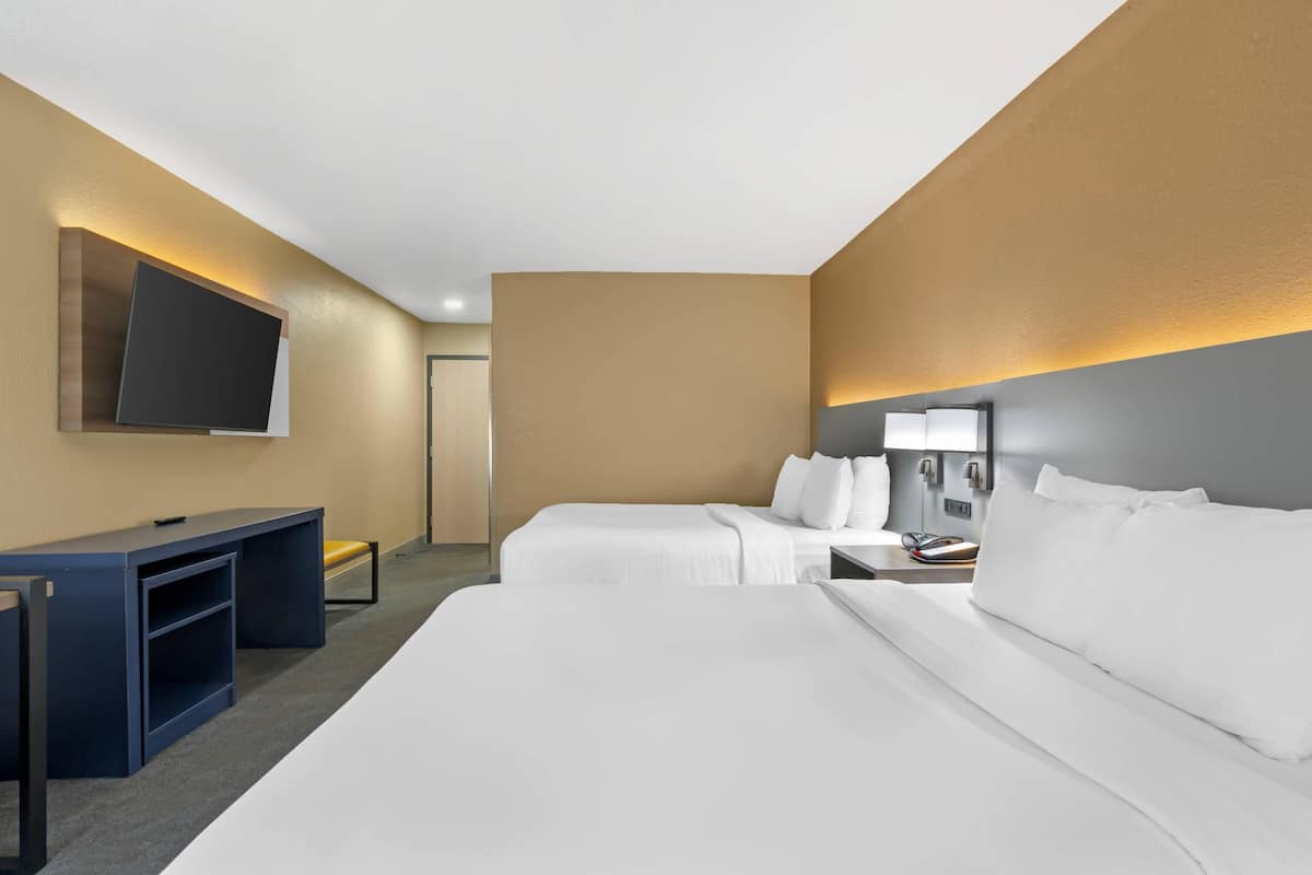 Quarto standard, 2 camas Queen, para não fumantes | 1 quarto, roupas de cama premium, escrivaninha, cortinas blackout