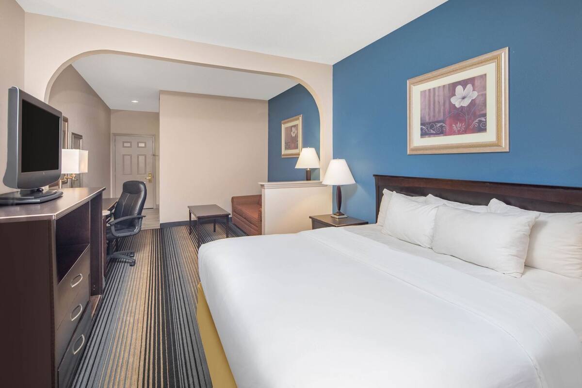 เครื่องนอนระดับพรีเมียม, เตียงพร้อมฟูกเสริมที่นอน, โต๊ะทำงาน