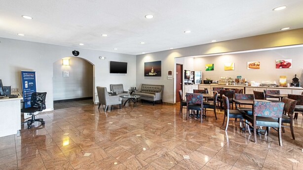 A hotel lobby with a reception desk, seating area, and a coffee bar. - Quality Suites Austin South St. Elmo District (Austin)