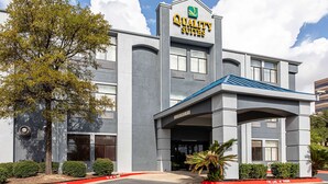 A hotel with a sign reading "Quality Suites," a covered entrance, and a "Fire Lane No Parking" sign. - Quality Suites Austin South St. Elmo District (Austin)