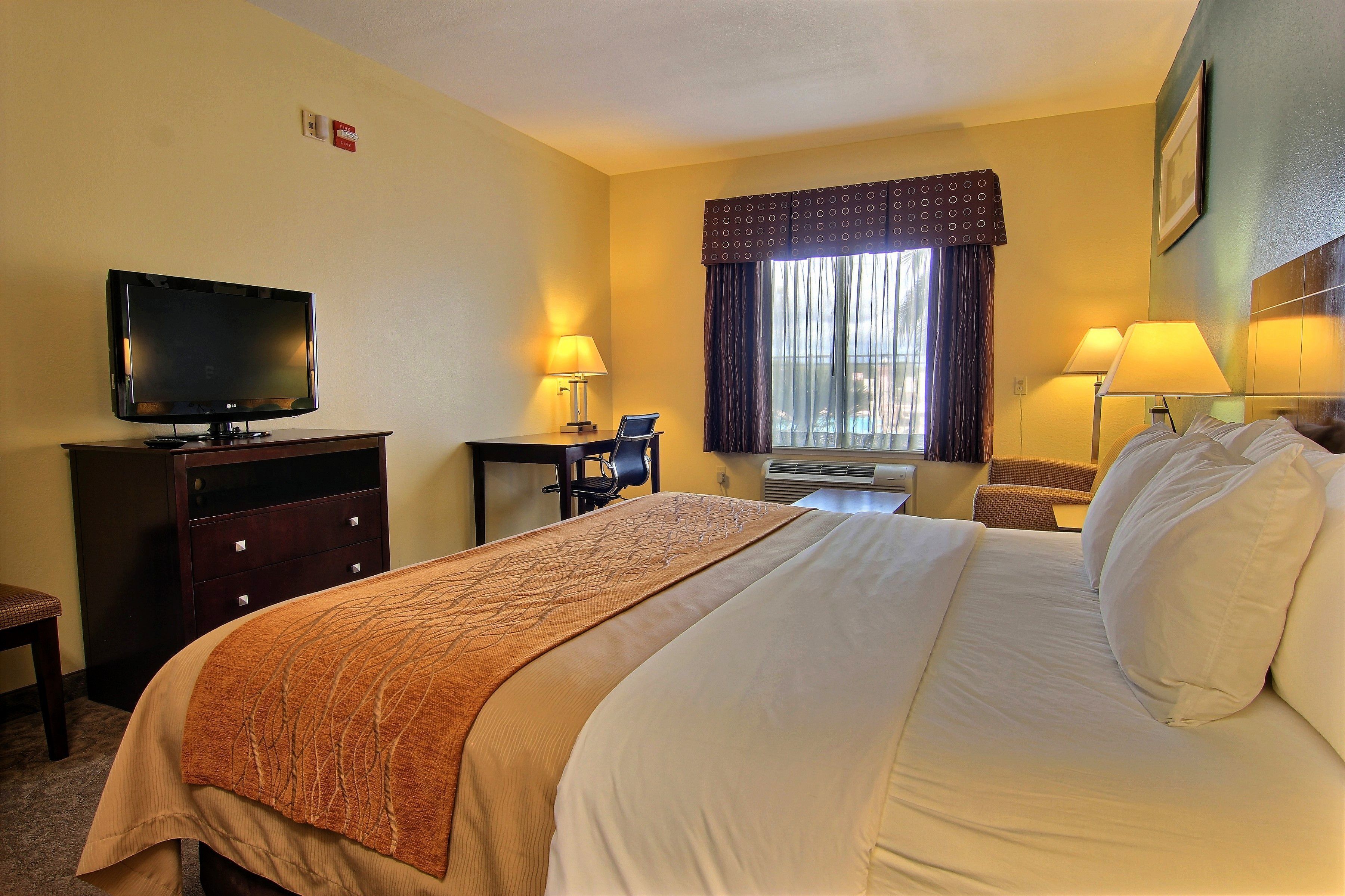 standard room, 1 king bed, non smoking | desk, iron/ironing board, cots/infant beds, rollaway beds