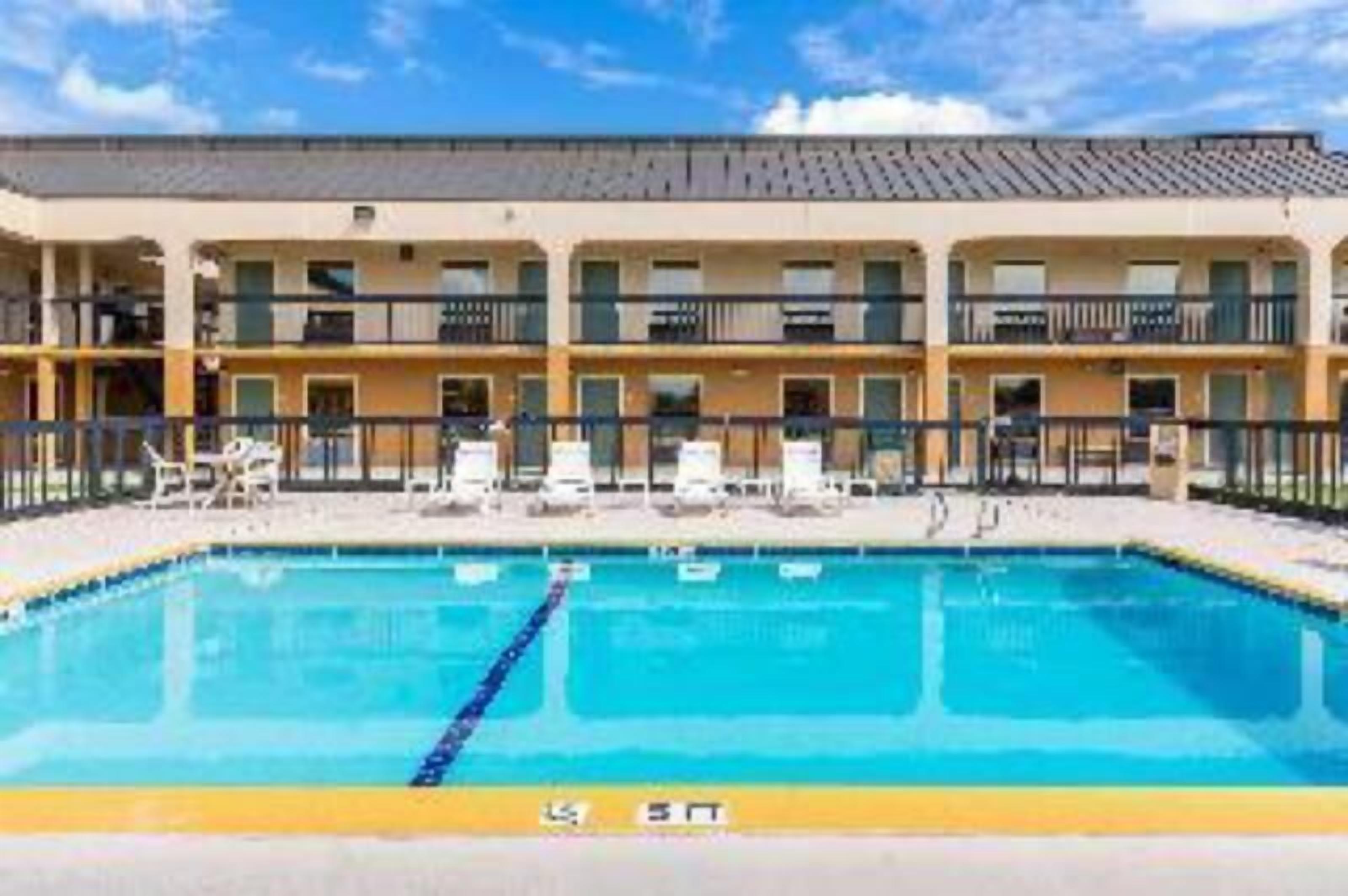 Pool | Seasonal outdoor pool, sun loungers