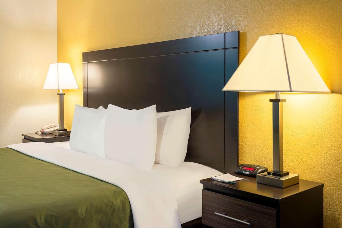 Escritorio, espacio para trabajar con un portátil, cortinas opacas