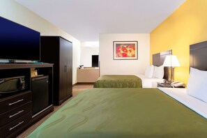 2 Double Beds, Nonsmoking, Upgrade | Skrivebord, skrivebord for bærbar PC og blendingsgardiner