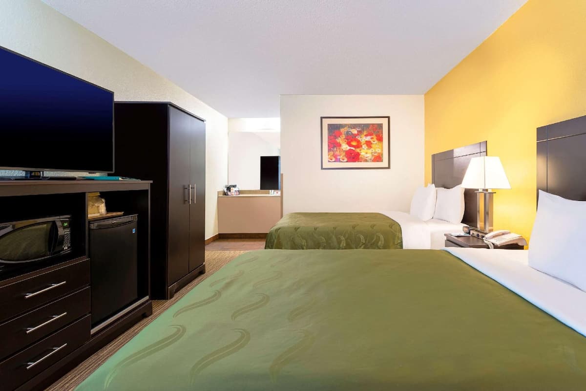 Escritorio, espacio para trabajar con un portátil, cortinas opacas