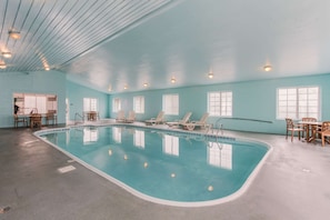 Piscine couverte, accès possible de 06 h 00 à 23 h 00, chaises longues