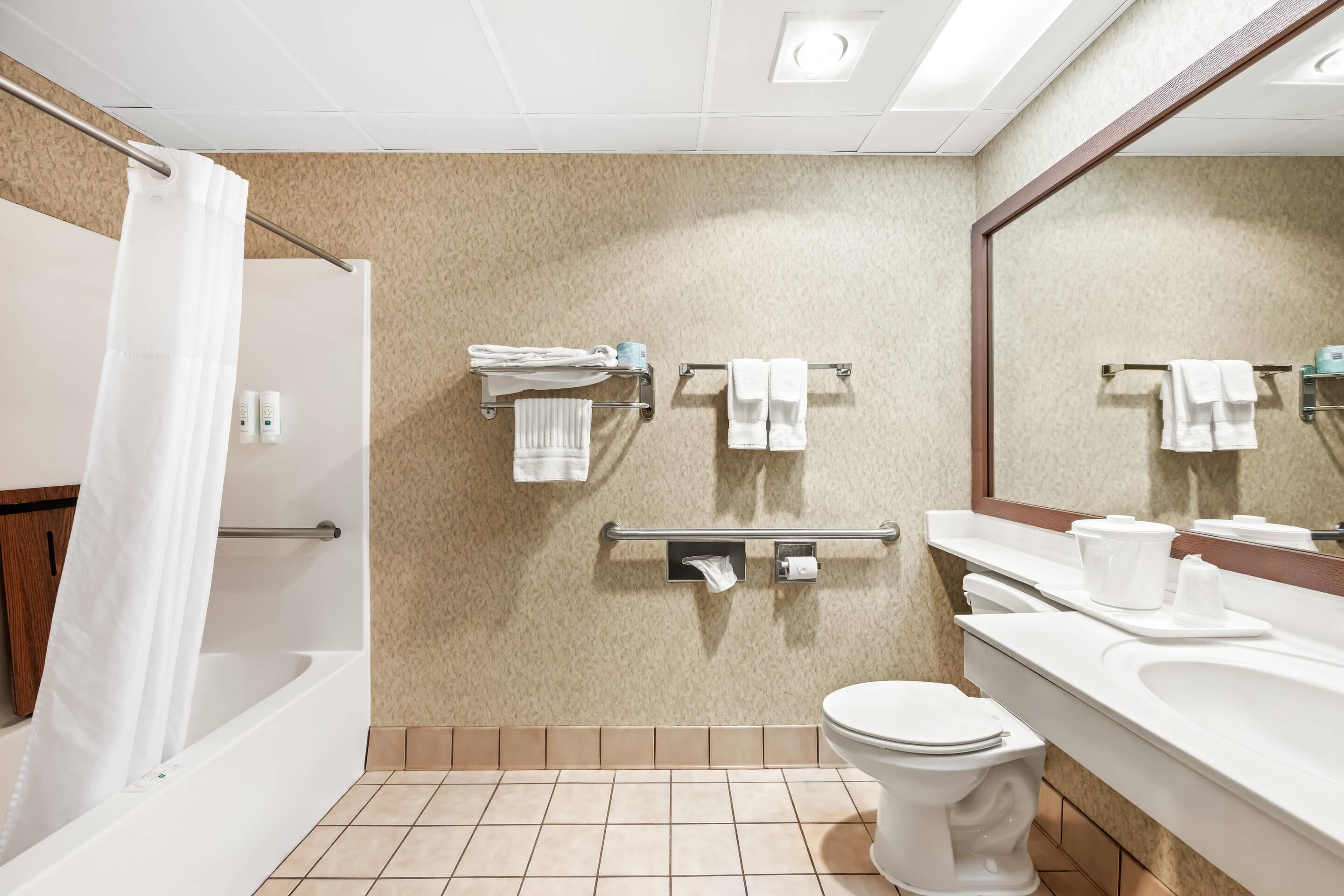 Un baño moderno con bañera, inodoro y lavamanos.