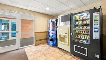 Un espace de vente proposant des boissons fraîches (notamment de la Pepsi) et une machine distributrice de snacks.