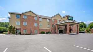 A multi-story hotel with a brick facade and a beige exterior. - Quality Inn & Suites Big Stone Gap (Big Stone Gap)